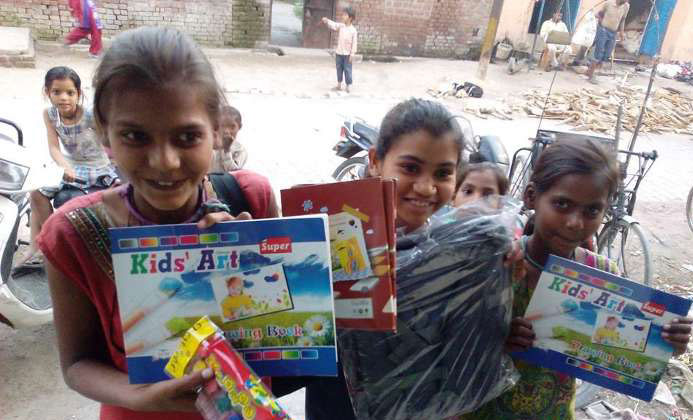 इन बच्चों के हाथों में अब कूड़े का  थैला नहीं, किताबों का बस्ता होता है